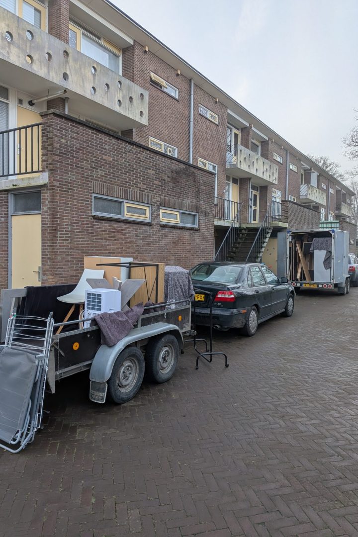 Geladen aanhangers tijdens een verhuizing