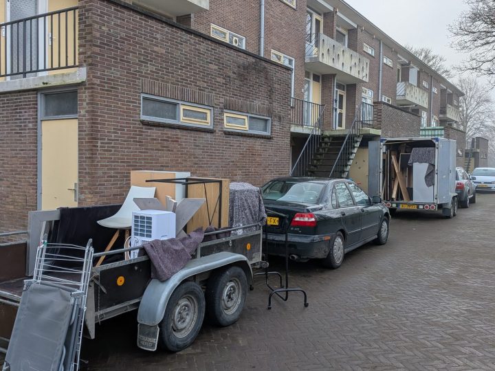 Geladen aanhangers tijdens een verhuizing