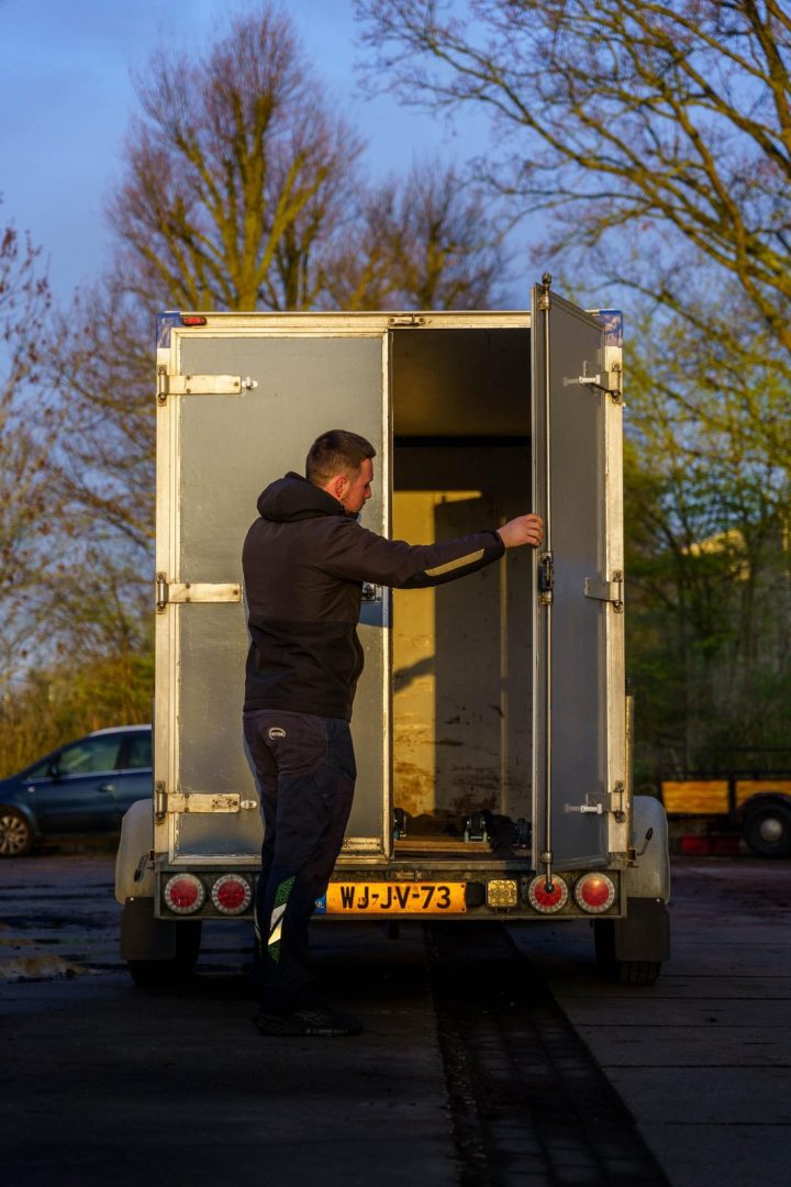 Verhuiswagen met geopende laadklep