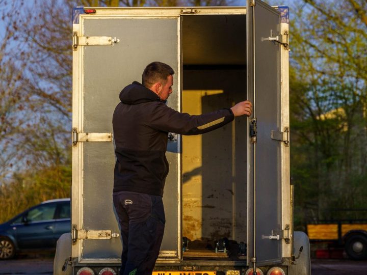 Verhuiswagen met geopende laadklep