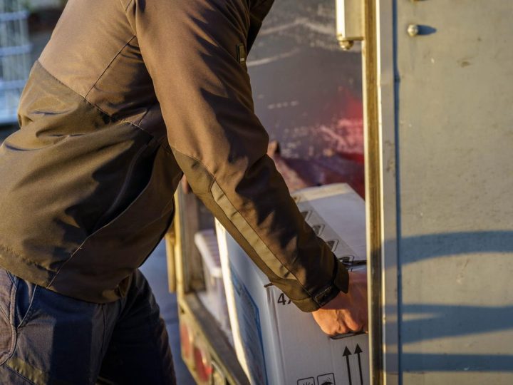 Goederen inladen in de aanhanger