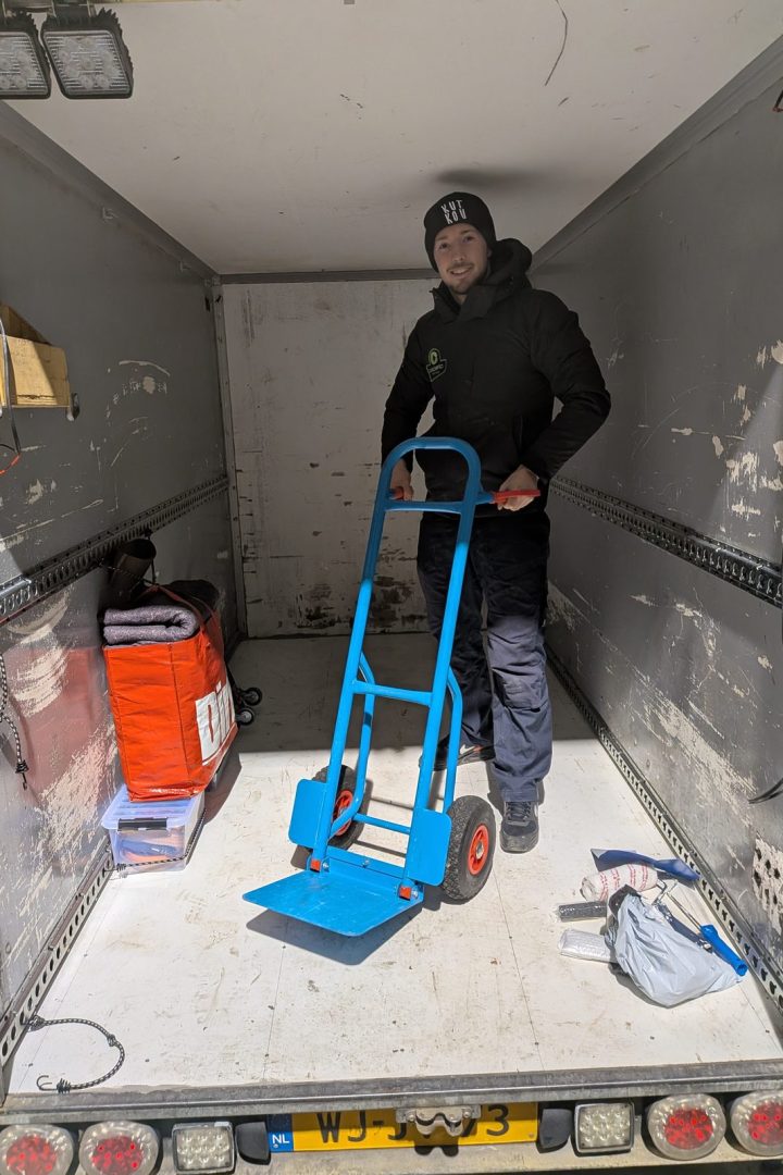 Steekwagen en dekens in de gesloten aanhanger