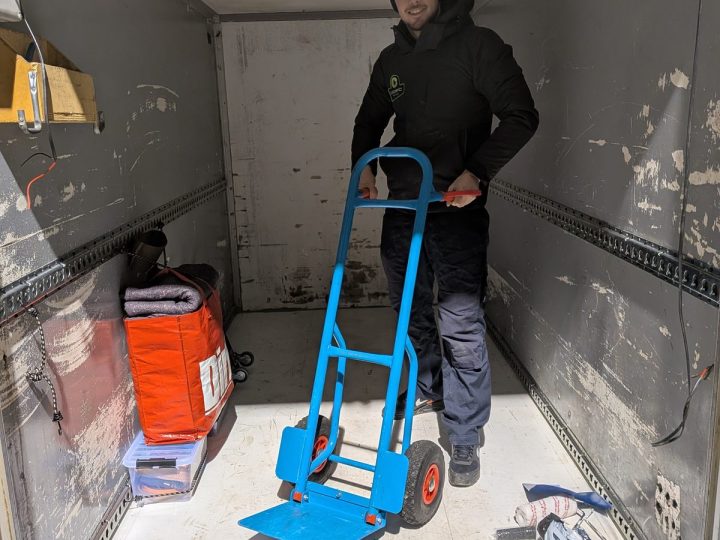 Steekwagen en dekens in de gesloten aanhanger