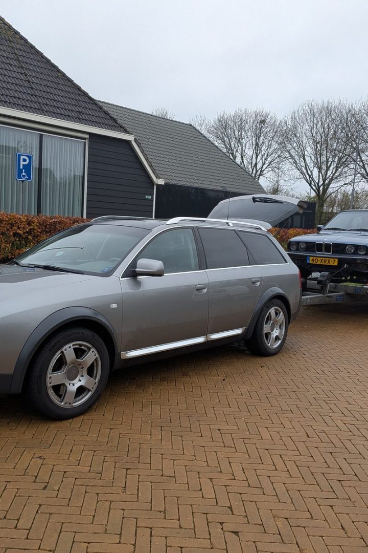 Auto op de auto-ambulance